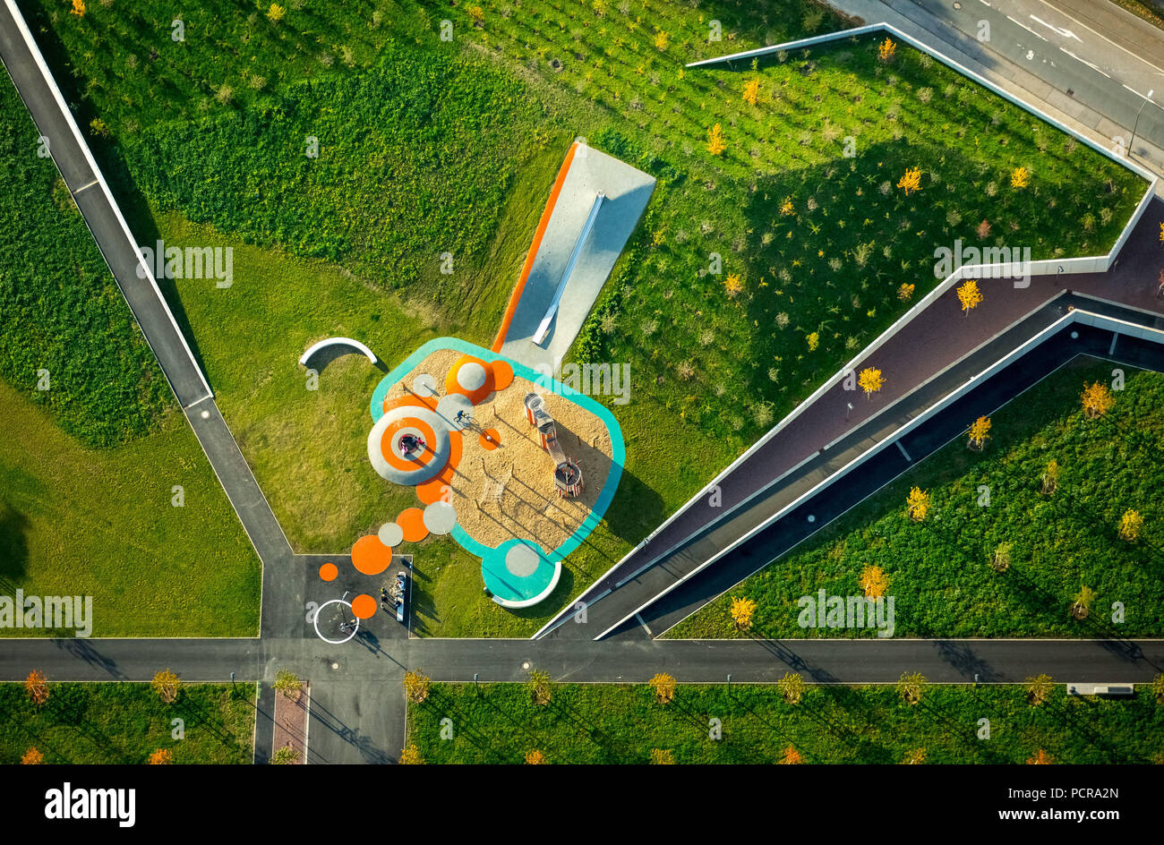 Kinderspielplatz, grünen Norden Umwandlung Kaiser-Wilhelm-Straße in Bruckhausen und Beeck, Duisburg-Meiderich, Duisburg, Ruhrgebiet, Nordrhein-Westfalen, Deutschland Stockfoto