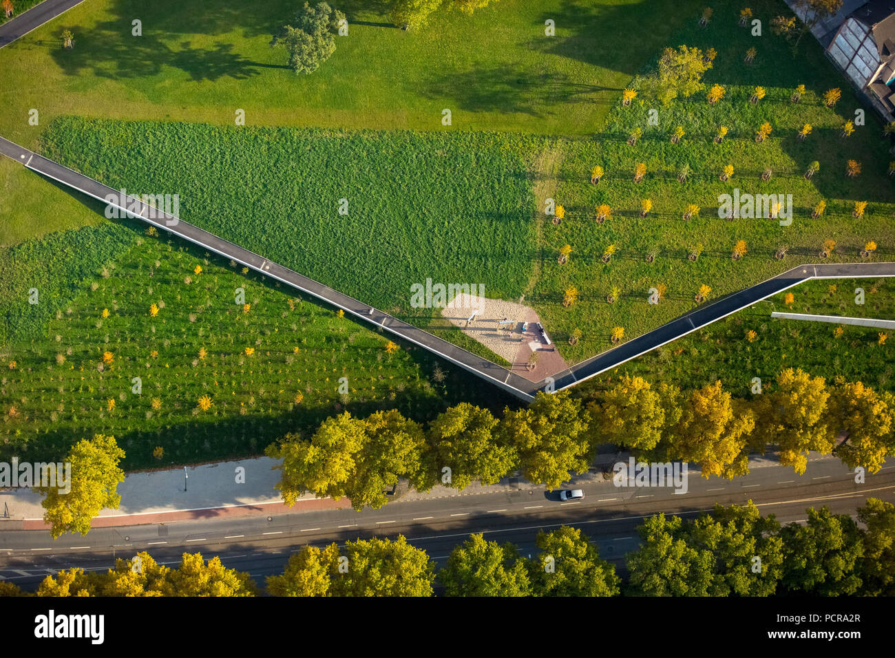 Kinderspielplatz, grünen Norden Umwandlung Kaiser-Wilhelm-Straße in Bruckhausen und Beeck, Duisburg-Meiderich, Duisburg, Ruhrgebiet, Nordrhein-Westfalen, Deutschland Stockfoto