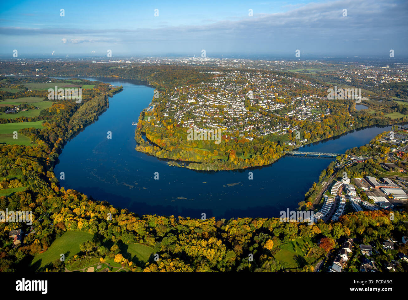 Ruhr Bend in der Nähe von Kupferdreh mit Blick auf den Baldeneysee auf Heisingen, Essen, Ruhrgebiet, Nordrhein-Westfalen, Deutschland Stockfoto