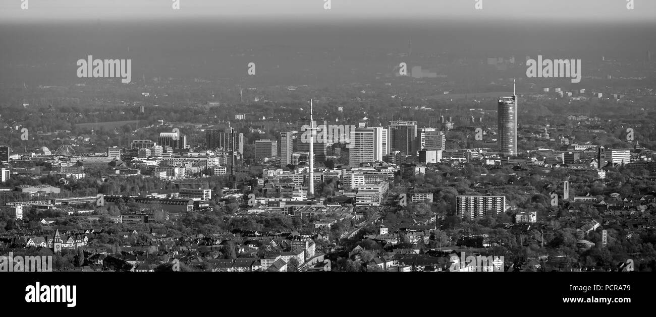 Essener Skyline, Wolkenkratzer, RWE Tower, Schwarzweiß gedreht, Fernsehturm, Essen, Ruhrgebiet, Nordrhein-Westfalen, Deutschland Stockfoto
