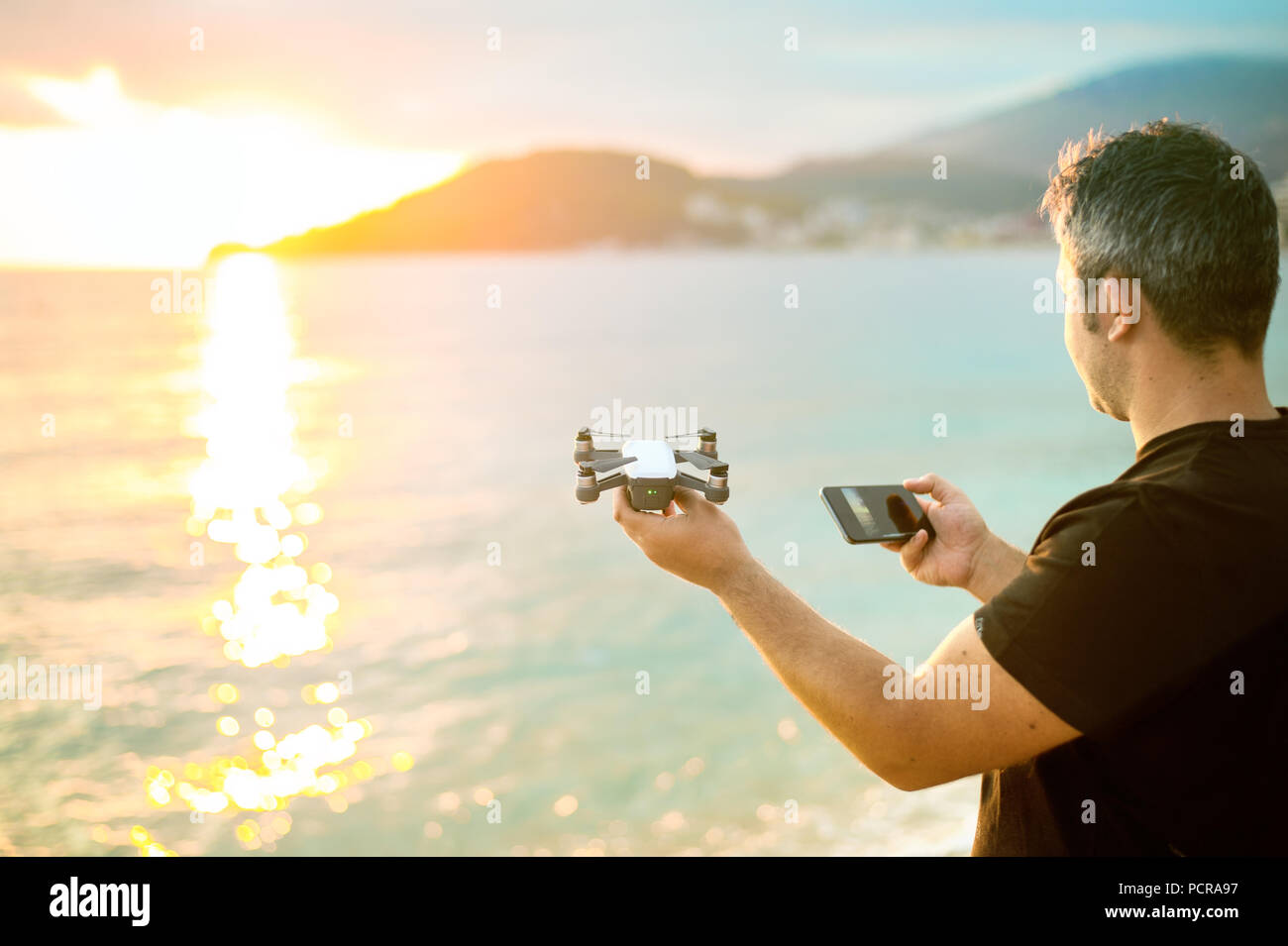 Junge hipster Mann mit Flying drone. Stockfoto