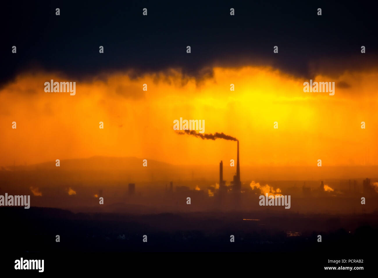 Chemiepark Marl in der Hintergrundbeleuchtung nach einem Regenschauer, Abendsonne, industriekulisse, Silhouette der chemischen Industrie, Sonnenuntergang, Marl, Ruhrgebiet, Nordrhein-Westfalen, Deutschland Stockfoto