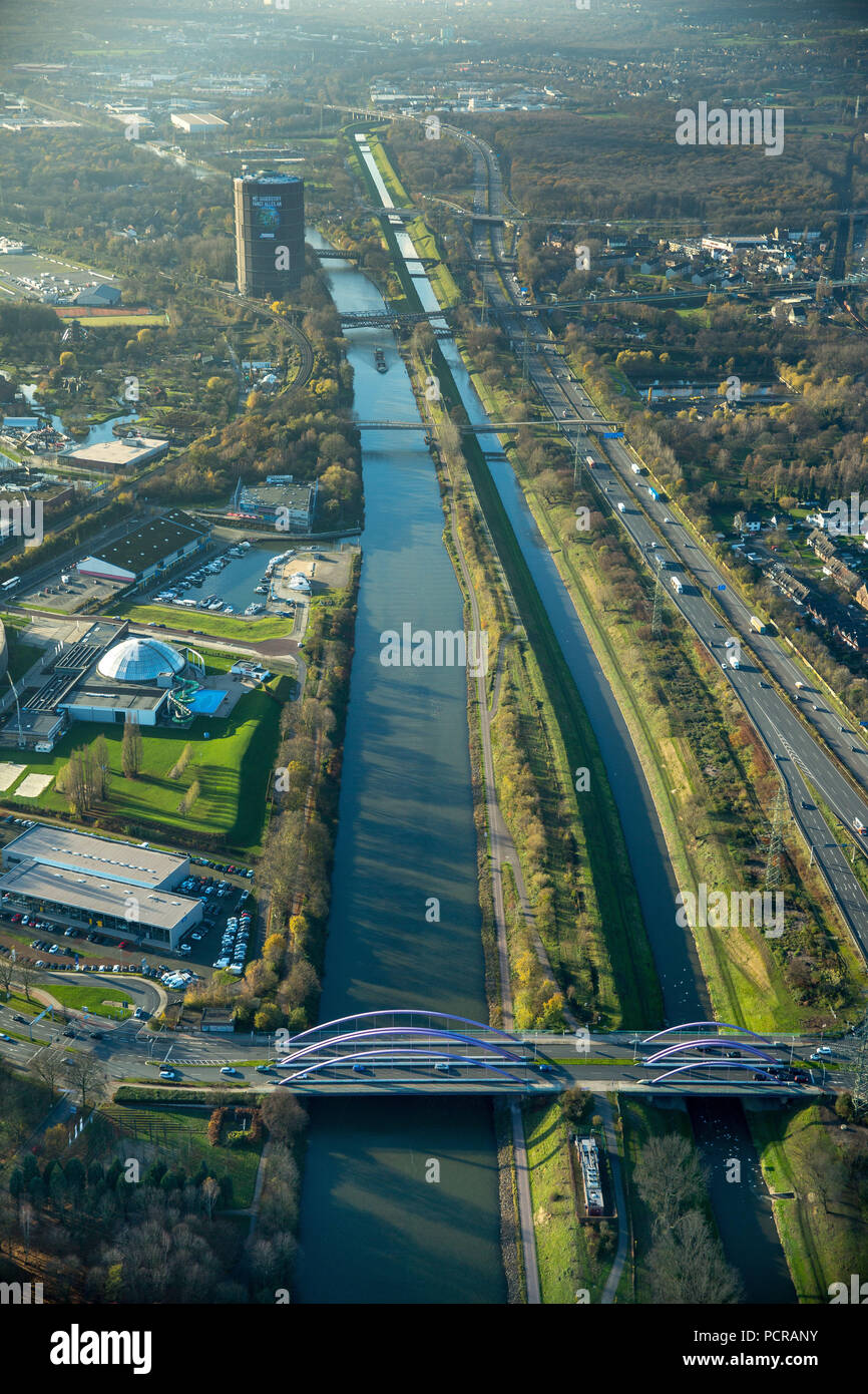 Fluss Emscher und Rhein-herne-Kanal an der Marina Oberhausen, Gasometer Oberhausen, Oberhausen, Ruhrgebiet, Nordrhein-Westfalen, Deutschland Stockfoto