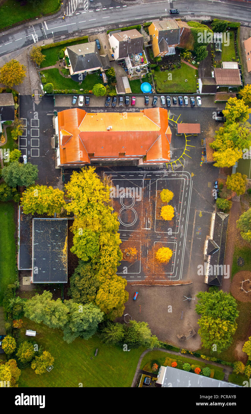 Lessing Schule, Schulhof, Schule, glänzenden Laubbäume, Herbstlaub,  Herringen, Hamm, Ruhrgebiet, Nordrhein-Westfalen, Deutschland  Stockfotografie - Alamy