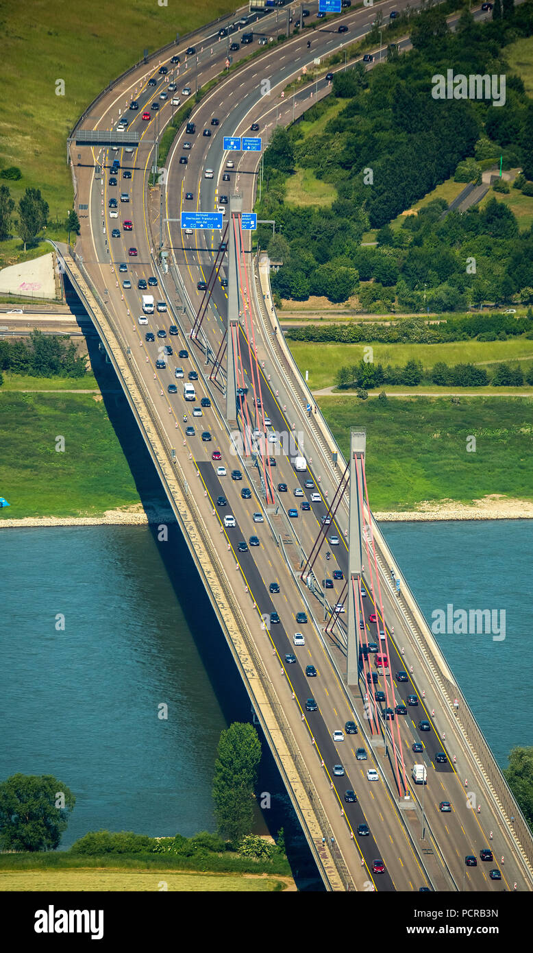 Autobahn Brücke für LKW-Verkehr blockiert, baufälligen Autobahn Brücke über den Rhein bei Leverkusen - West, Pylonen, Rhein überqueren einer 1, Infrastruktur, Straßen, Köln, Rheinland, Nordrhein-Westfalen, Deutschland Stockfoto