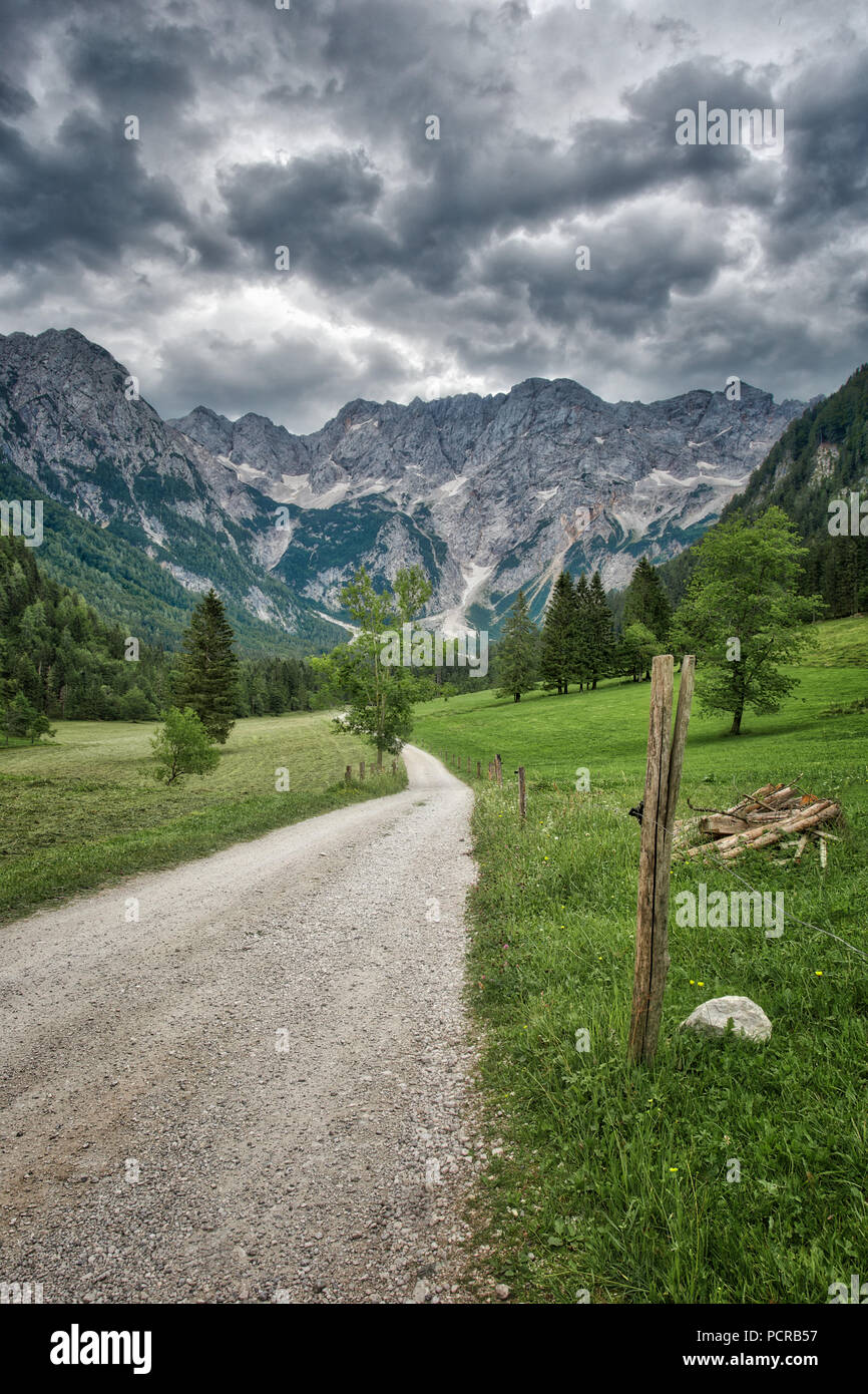 Weg in die Kamniker-savinjer Alpen von Zgornje Jezersko Stockfoto