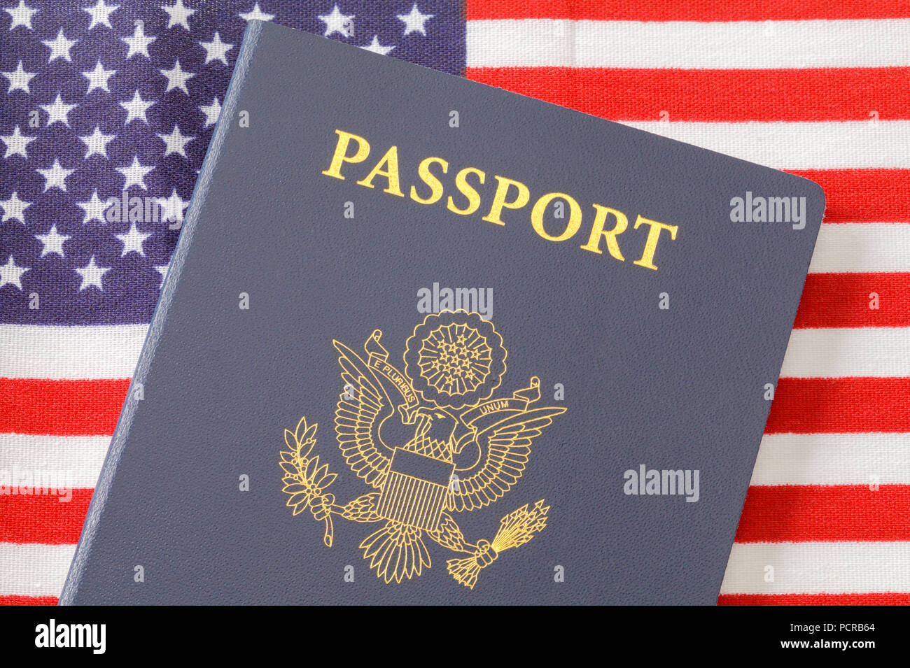 Amerikanischen Pass in der Nähe von USA-Flagge. Stockfoto