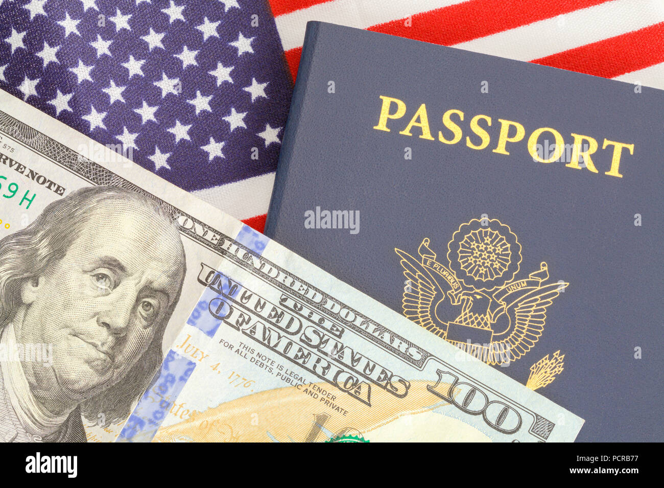 Amerikanischen Pass Schließen oben mit Geld auf USA-Flagge. Stockfoto