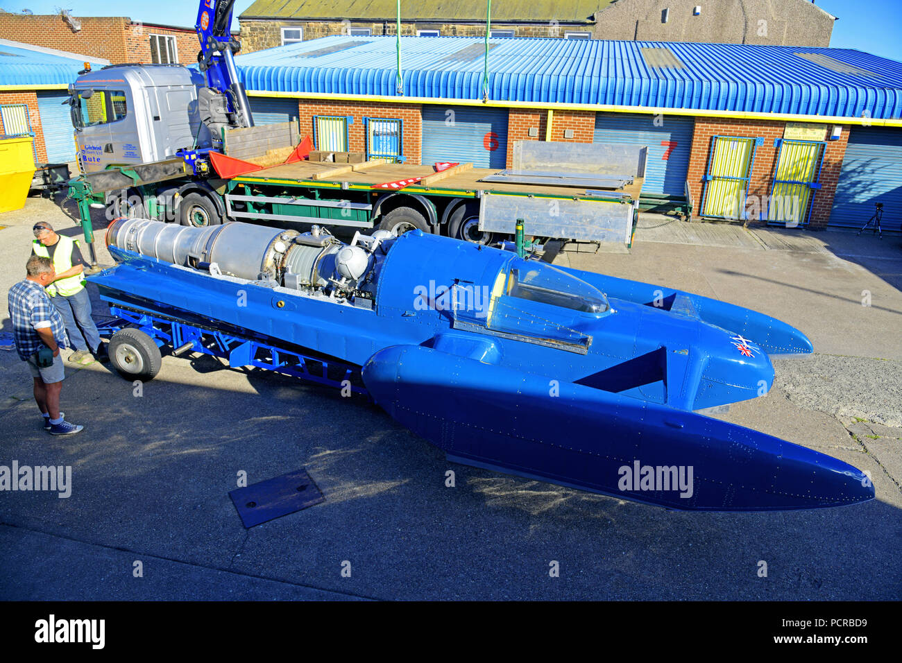 Donald Campbells Bluebird K7 Hydroplane umgebaut in North Shields mit Andy Kershaw auf dem Weg nach Bute Stockfoto