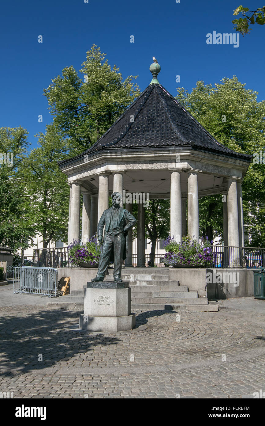 Oslo, Norwegen, 21. Juli 2018: Die Statue des norwegischen Komponisten und Dirigenten Johan Halvorsen, durch Künstler pro Ung neben dem Nationaltheater. Stockfoto