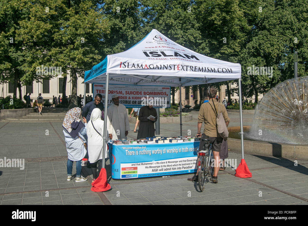 Oslo, Norwegen, 21. Juli 2018: der Islam gegen den Extremismus Zelt ist im Zentrum von Oslo. Die Mitglieder der Gruppe informieren über die Haltung des Islam zu Terr Stockfoto