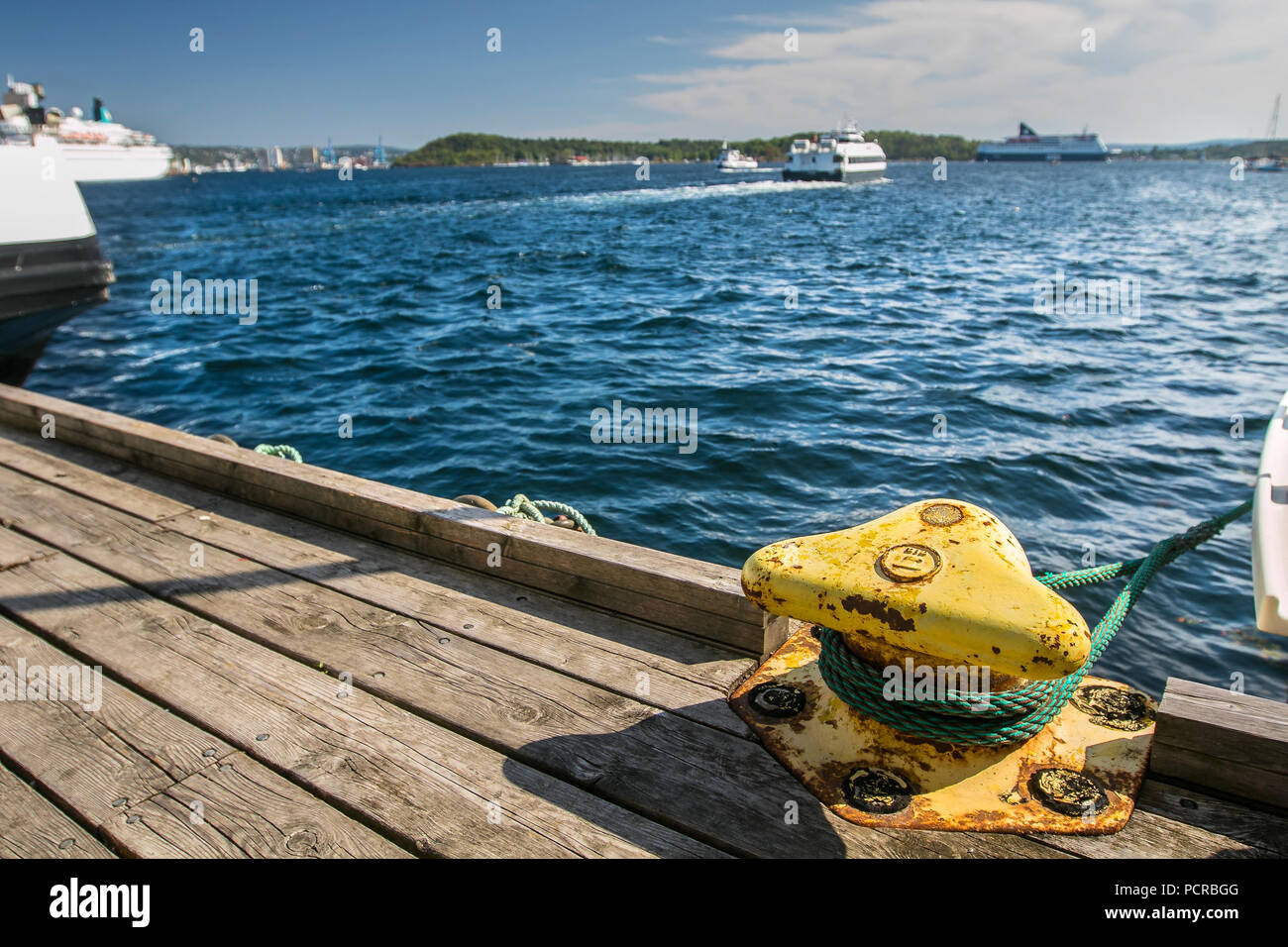 Yellow dock Poller und Oslo Hafen. Stockfoto
