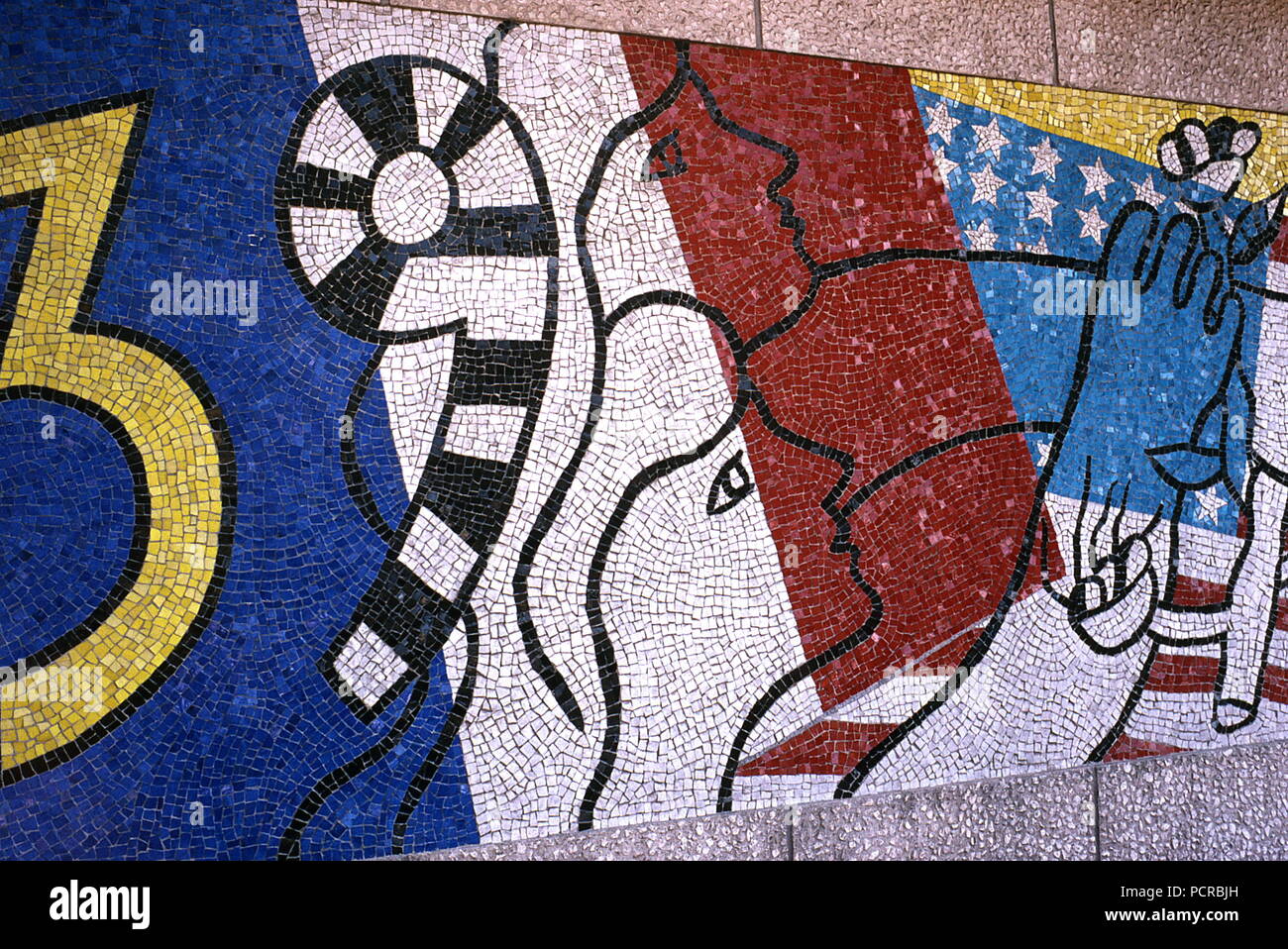 AJAXNETPHOTO. SAINT LO, Frankreich. - LEGER WAND KUNST - Details der Mosaik von RAVENNA FRESKO DES KÜNSTLERS FERNAND LEGER AM EINGANG DES KRANKENHAUSES MEMORIAL FRANKREICH IN DEN VEREINIGTEN STAATEN. Foto: Jonathan Eastland/AJAX REF: 960534 Stockfoto