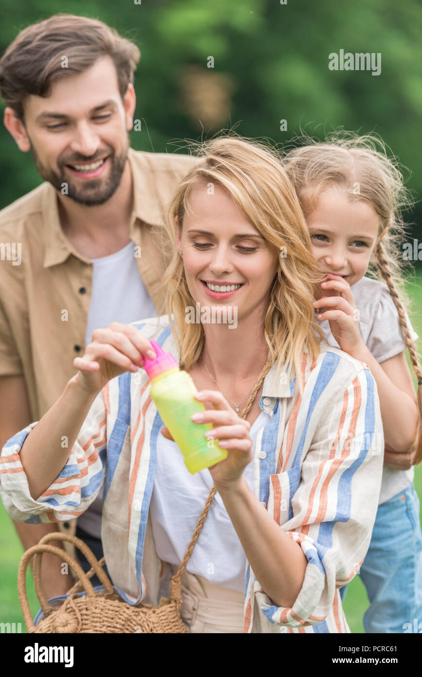 Happy Family bläst Seifenblasen in Park Stockfoto