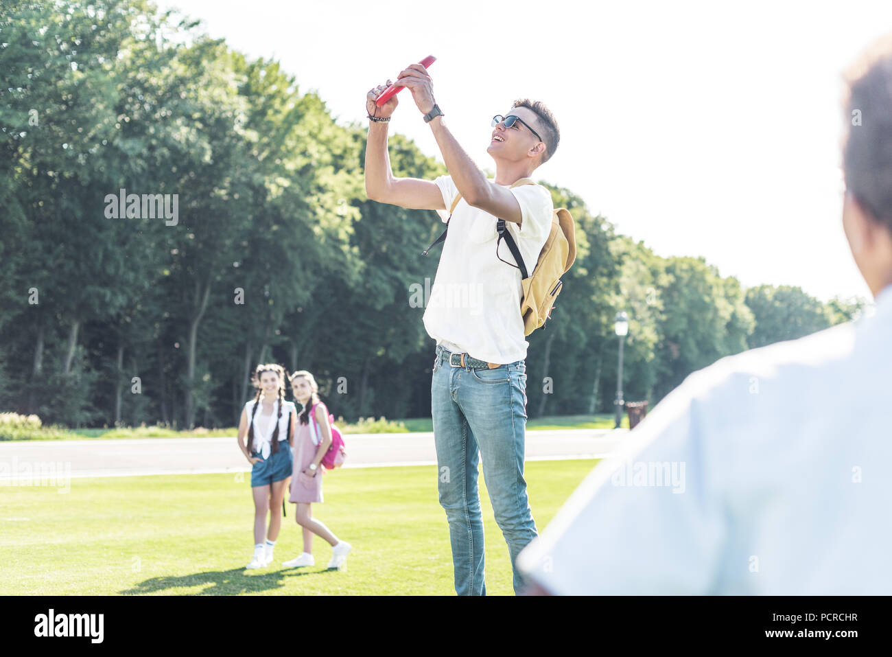 Selektiver Fokus der Teenager Freunde spielen mit Flying Disc in Park Stockfoto