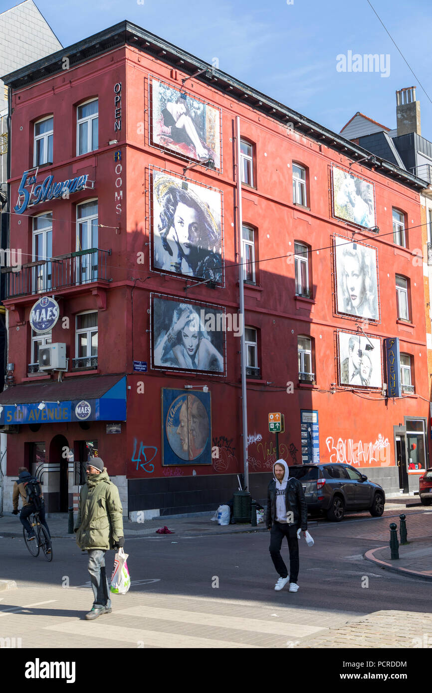 Brüssel, Downtown, 5 th Avenue Pub, mit großen Bilder der Filmstars, Künstler an der Fassade, am Quai du Commerce, Stockfoto