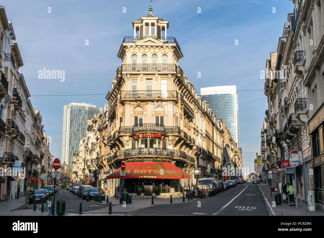 Wohngebiet im Stadtzentrum, Dreieck Eckhaus mit typischen Fassaden der Wohngebäude in Brüssel, hinter dem modernen Büro buildin Stockfoto Wohngebiet im Stadtzentrum, Dreieck Eckhaus mit typischen Fassaden der Wohngebäude in Brüssel, hinter dem modernen Büro buildin Stockfoto