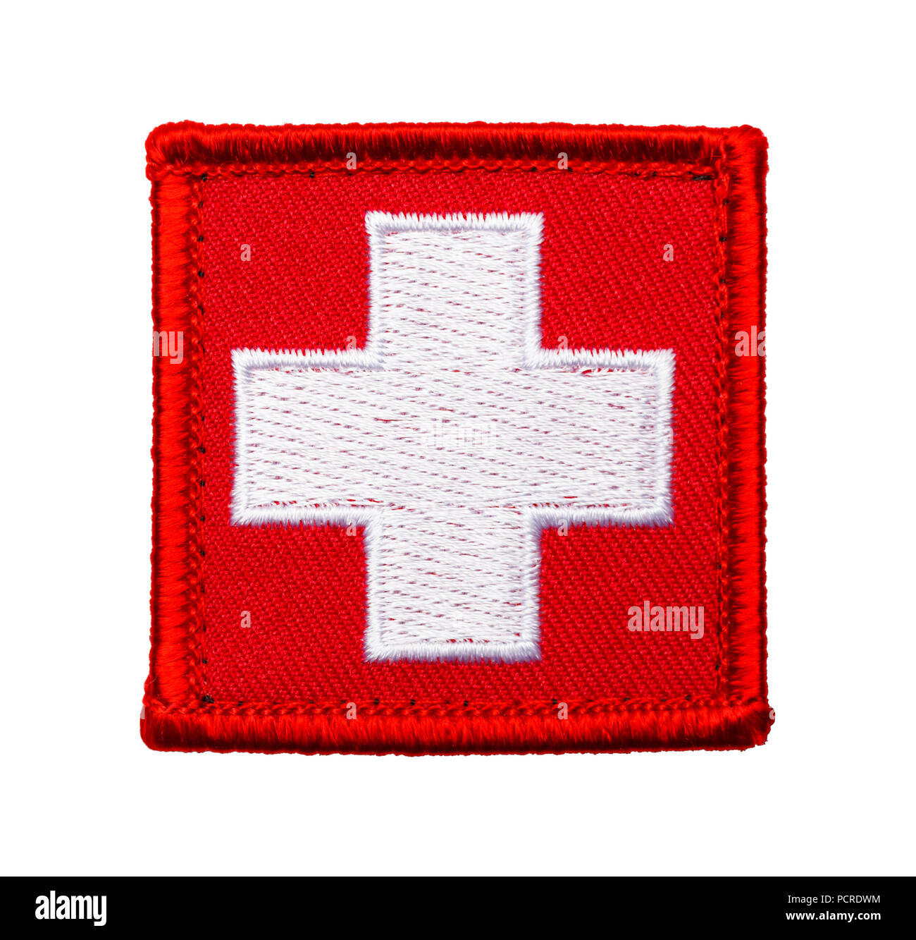 Rote medizinische Cross Patch isoliert auf einem weißen Hintergrund. Stockfoto