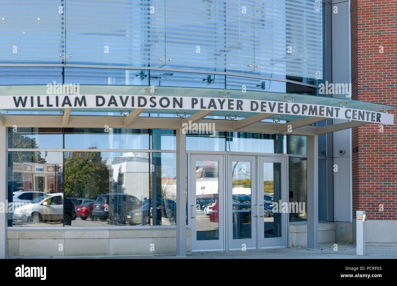 ANN ARBOR, MI/USA - Oktober 20, 2017: William Davidson Player Development Center auf dem Campus der Universität von Michigan. Stockfoto