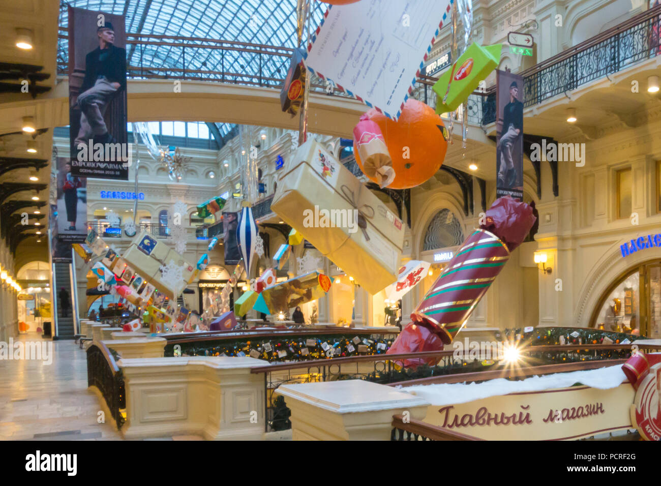 Christmas Decorations In Shopping Mall Stockfotos Christmas