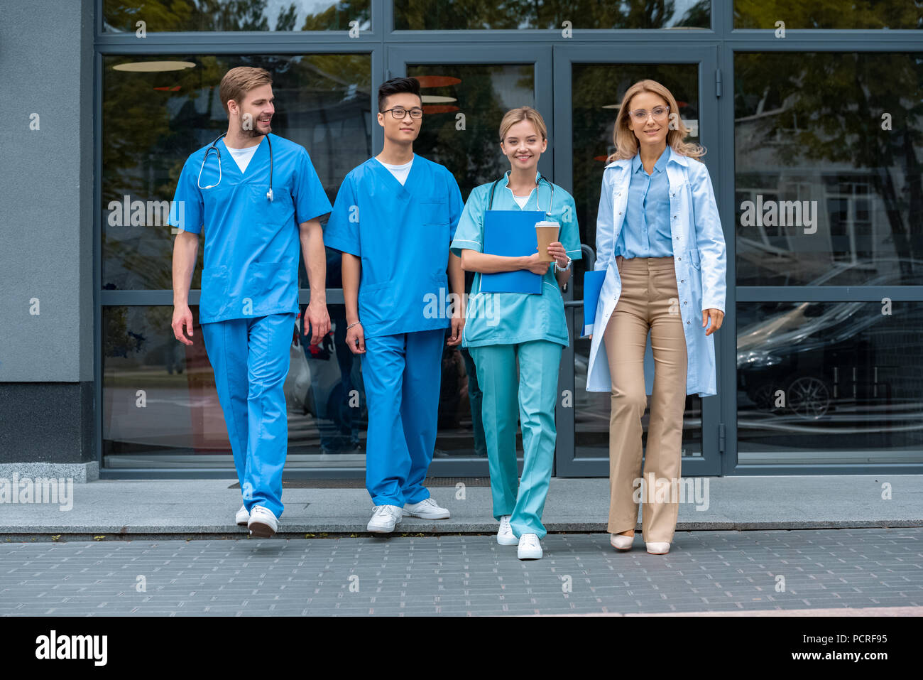 Lehrer gehen mit multikulturellen Studenten der Medizinischen Universität Stockfoto