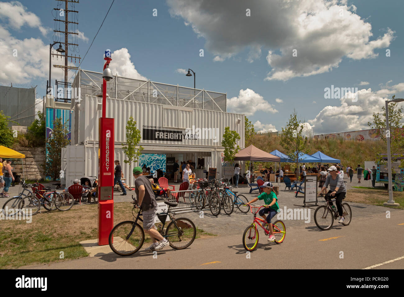 Detroit, Michigan - Der Güterbahnhof, ein Bier und Wein Garten mit Einkaufen und Essen Lkw von Schiffscontainern konstruiert. Der Güterbahnhof ist ein Stockfoto