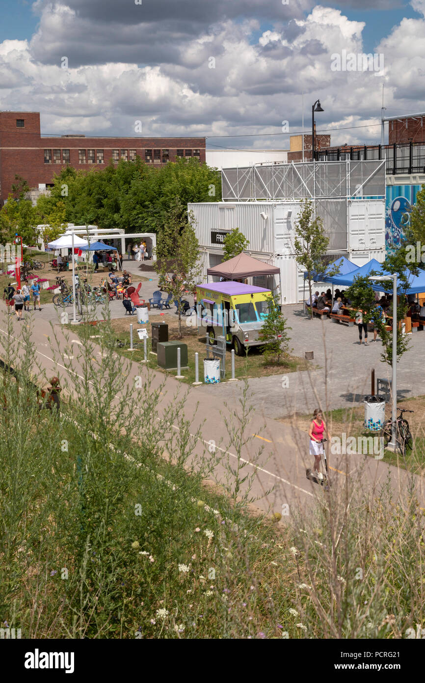 Detroit, Michigan - Der Güterbahnhof, ein Bier und Wein Garten mit Einkaufen und Essen Lkw von Schiffscontainern konstruiert. Der Güterbahnhof ist ein Stockfoto
