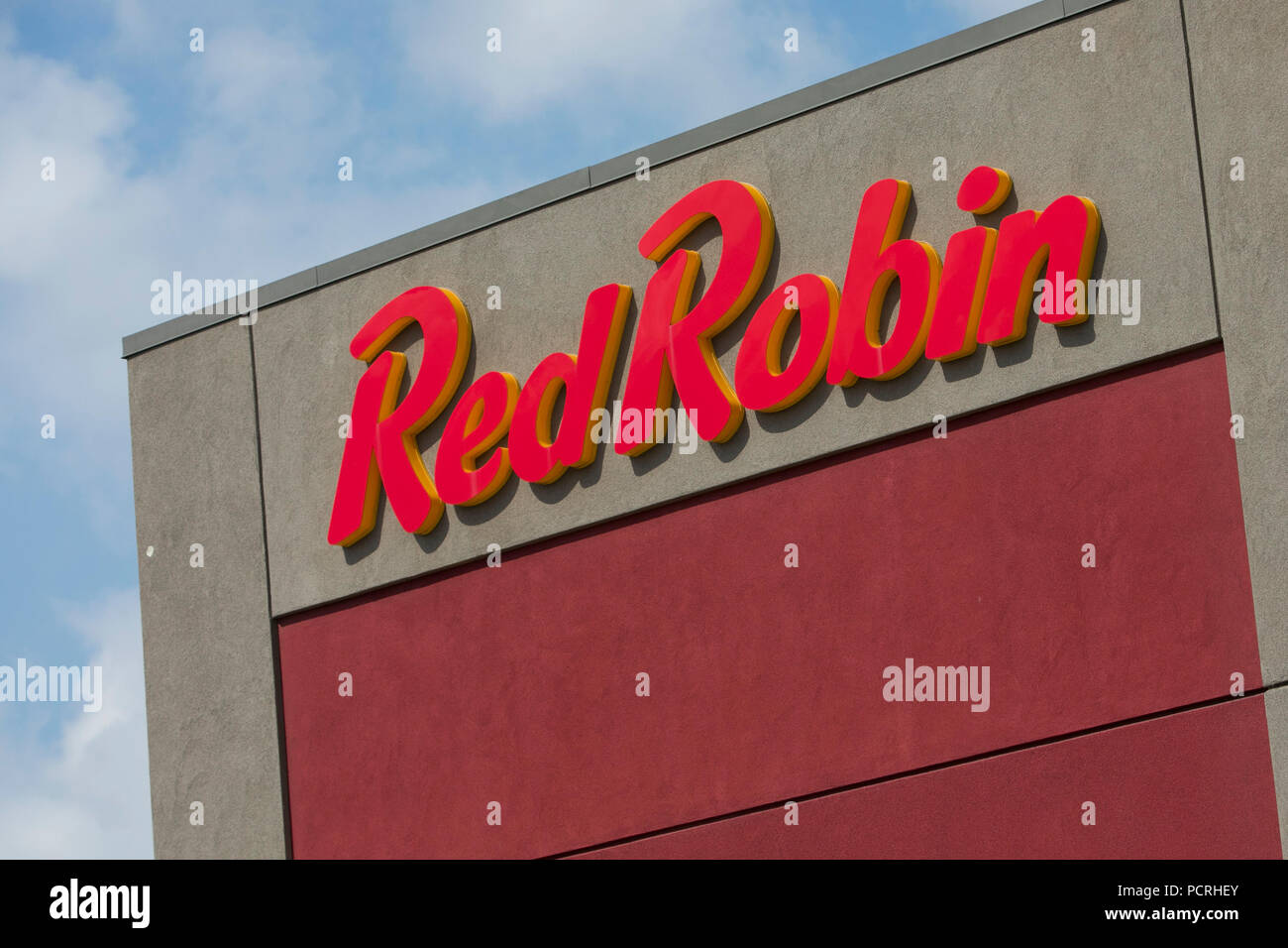Ein logo Zeichen außerhalb eines Red Robin Gourmet Burger und Bier Restaurant in Broomfield, Colorado, am 23. Juli 2018. Stockfoto
