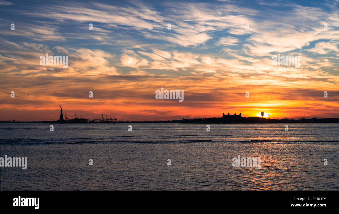 Mit Blick auf den Hudson River in einer kalten Winternacht gerade die schönen leuchtenden Reflexion aus den Sonnenuntergang, NEW YORK CITY, USA. Stockfoto