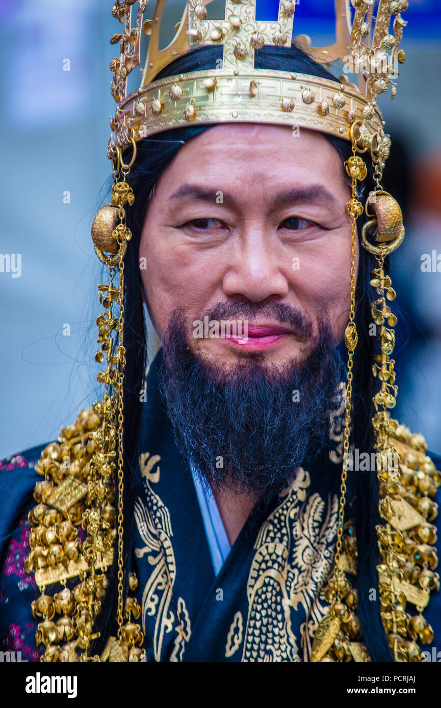 Mann mit traditioneller Tracht im Jogyesa-Tempel während des Lotus Lantern Festivals in Seoul, Korea Stockfoto