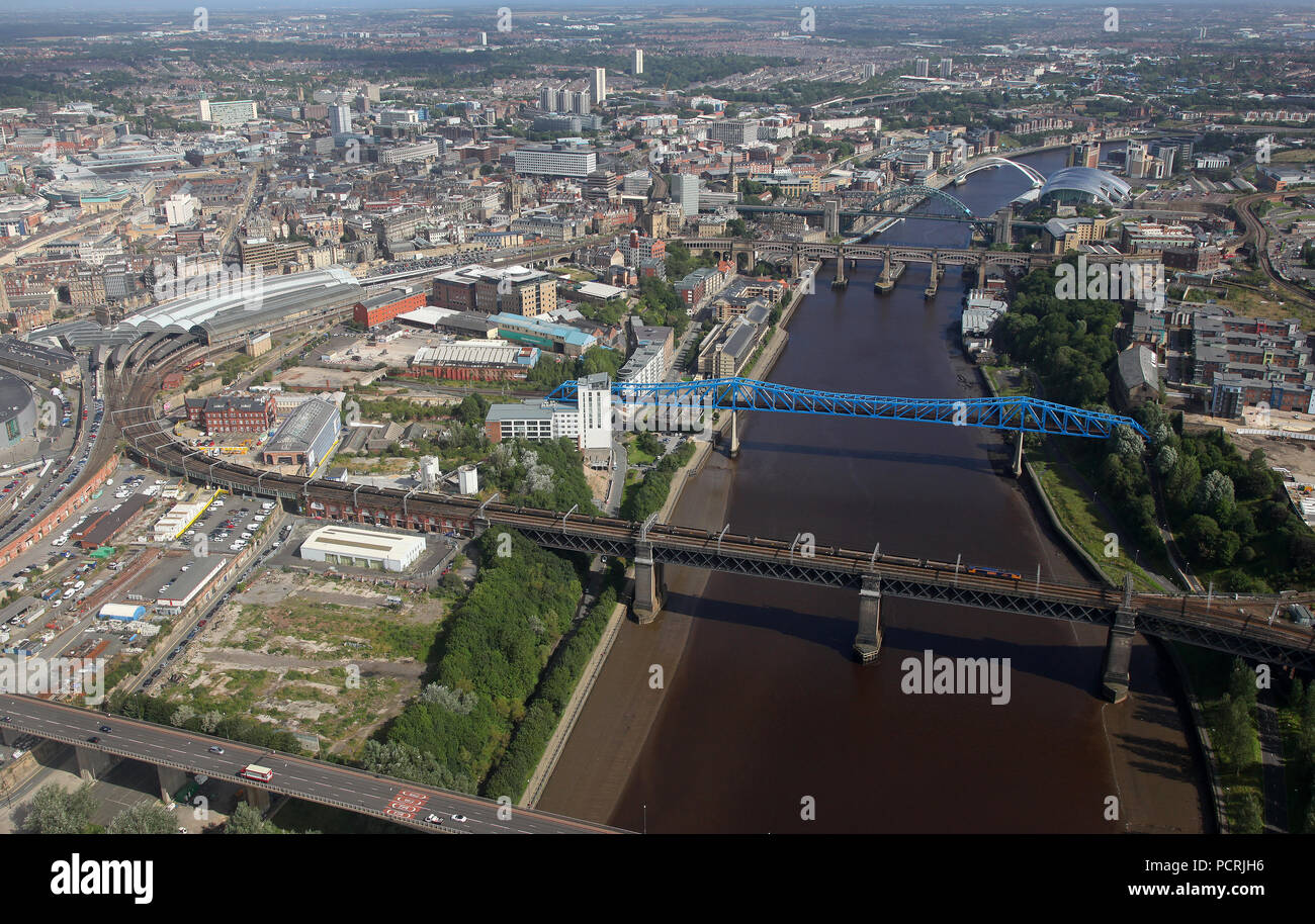Newcastle Station und den Fluss Tyne aus der Luft als GBRF 66702 Köpfe ein kohlenzug für Tyne Dock auf 4.9.12. Stockfoto