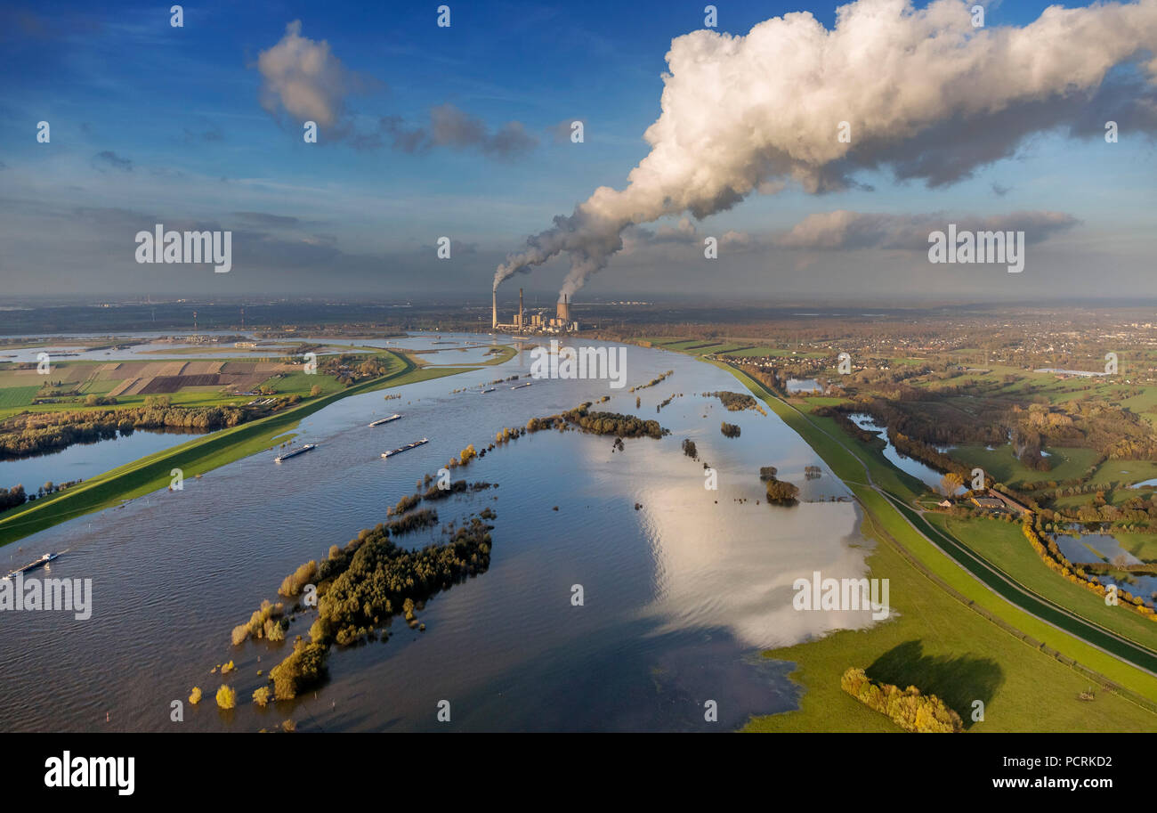 Duisburg-Walsum, Rhein mit Blick auf die STEAG Kraftwerk Voerde mit Wolke von Rauch durch die Rhein- wasser, Binnenschifffahrt, Frachter, Überschwemmung, Luftaufnahme von Duisburg, Ruhrgebiet Stockfoto