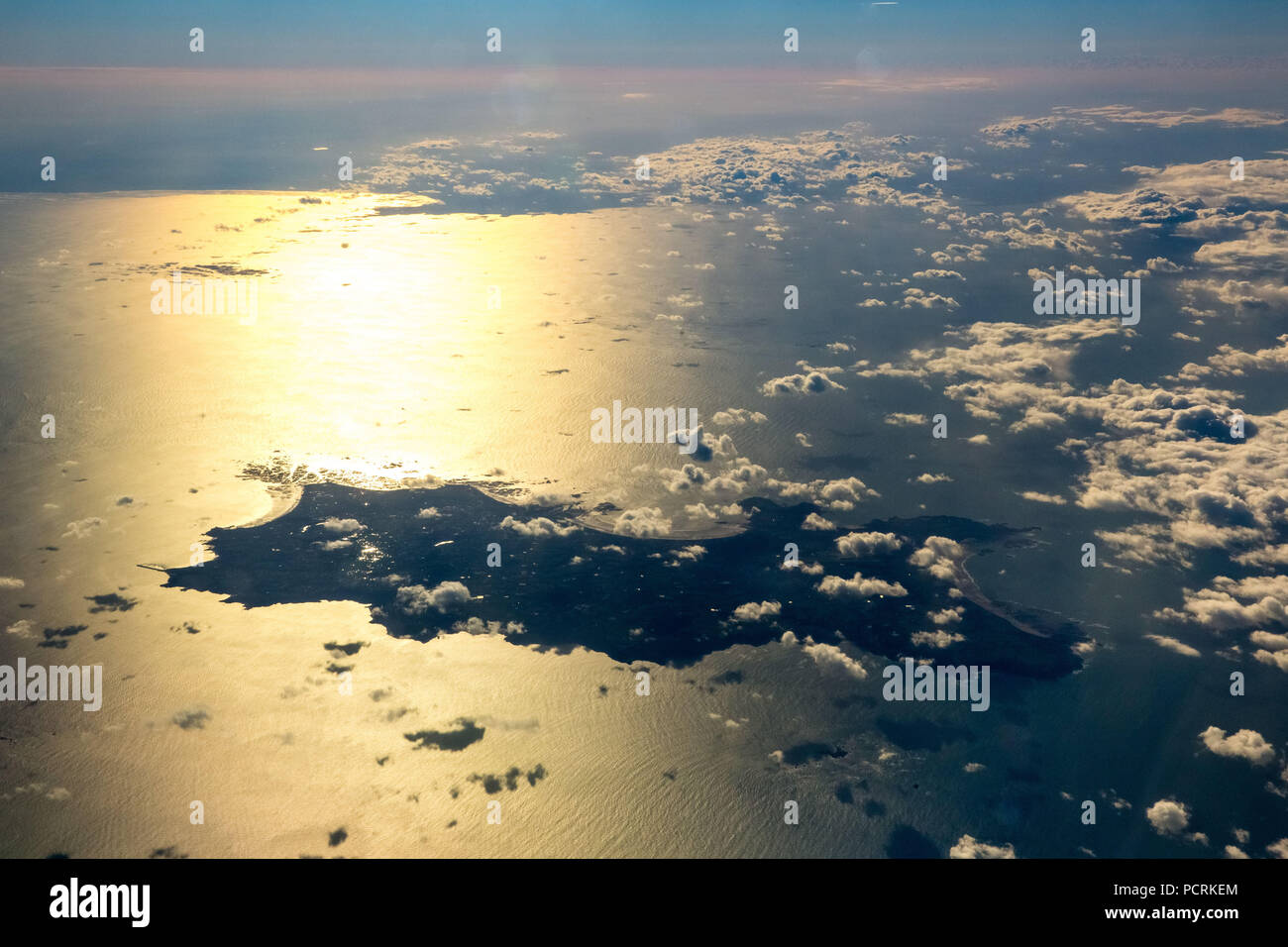Luftaufnahme, Blick auf die Insel Jersey, die von einem Flugzeug, Großbritannien, Kanalinseln vor der Küste der Normandie, St Lawrence, Jersey Stockfoto