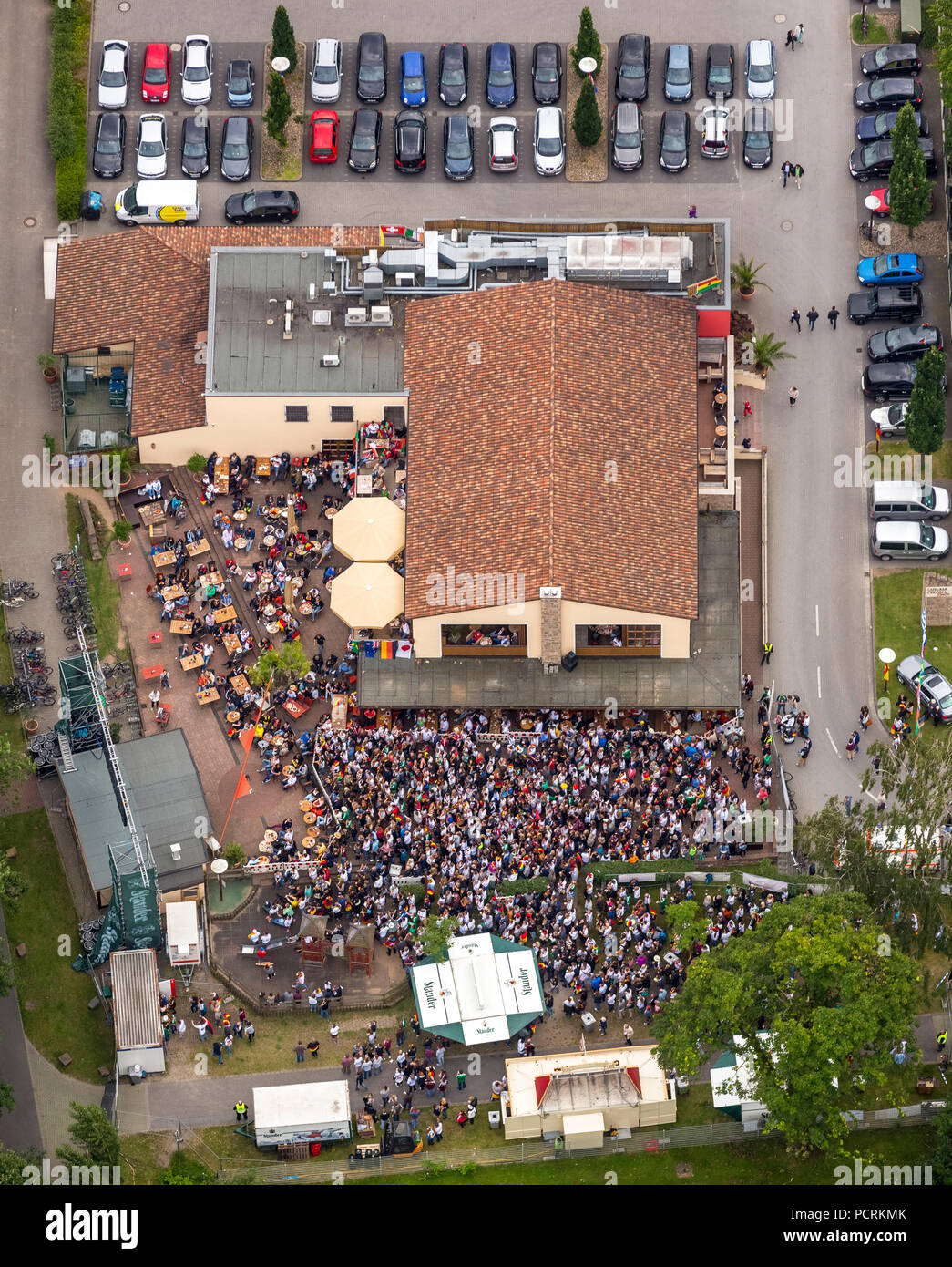 Fußball-WM 2014, Luftbild, öffentliche Vorführung im Celona Finca Cafe Bar bei Westfalenstrasse in Essen, Draußen, Essen, Ruhrgebiet, Nordrhein-Westfalen, Deutschland Stockfoto