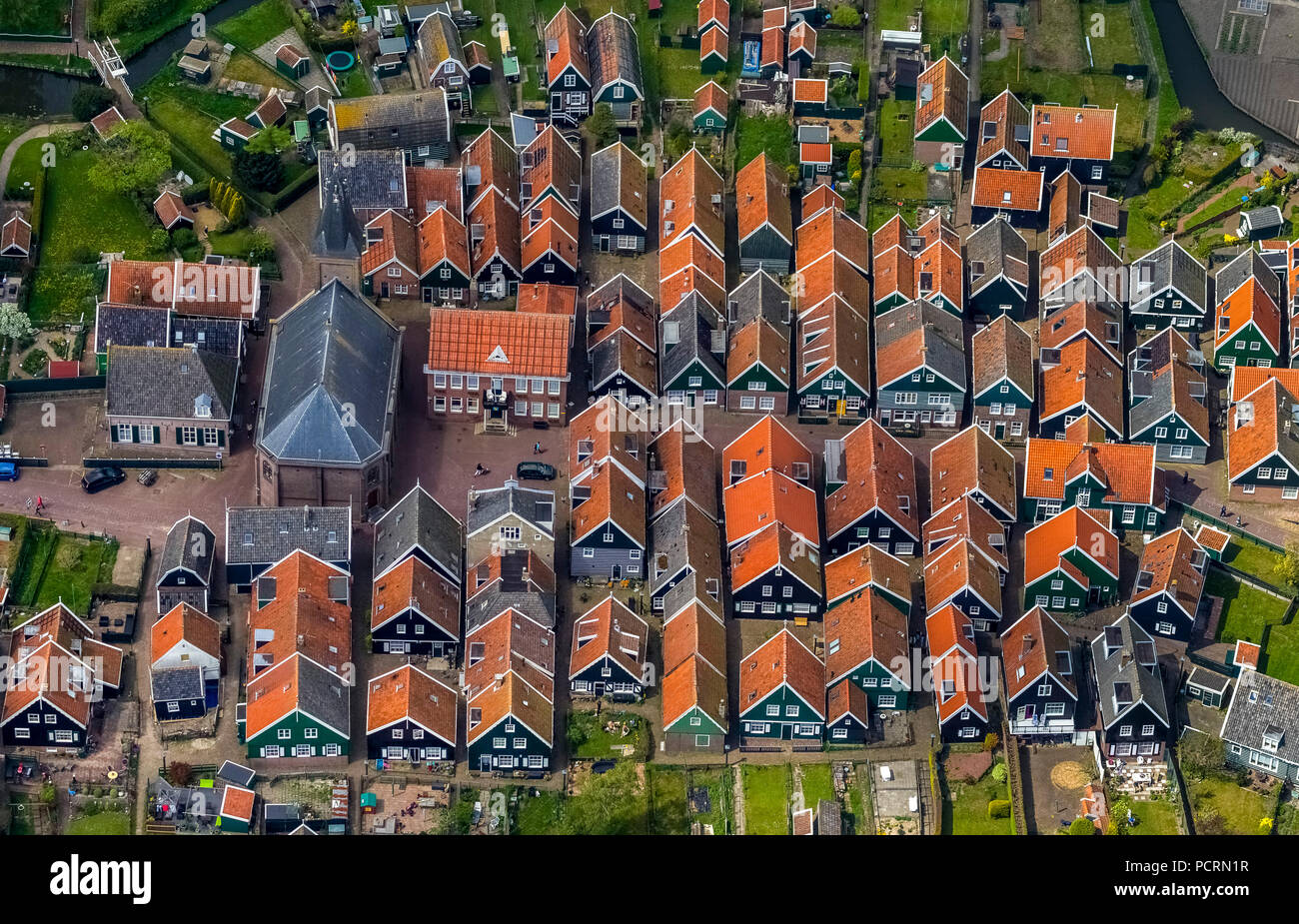 Marken Insel, mit den kleinen Fischerhäusern und die Stadtkirche, roten Dächern Marken, Nord Holland, Niederlande Stockfoto