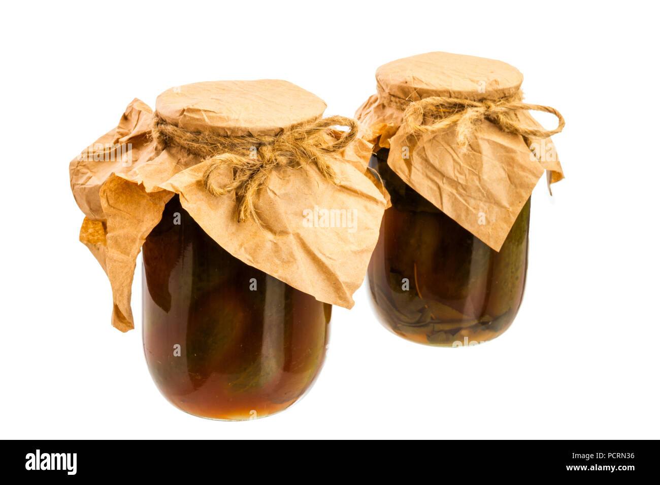 Gläser mit eingemachten hausgemachte Gurke mit Tomatensauce. Stockfoto