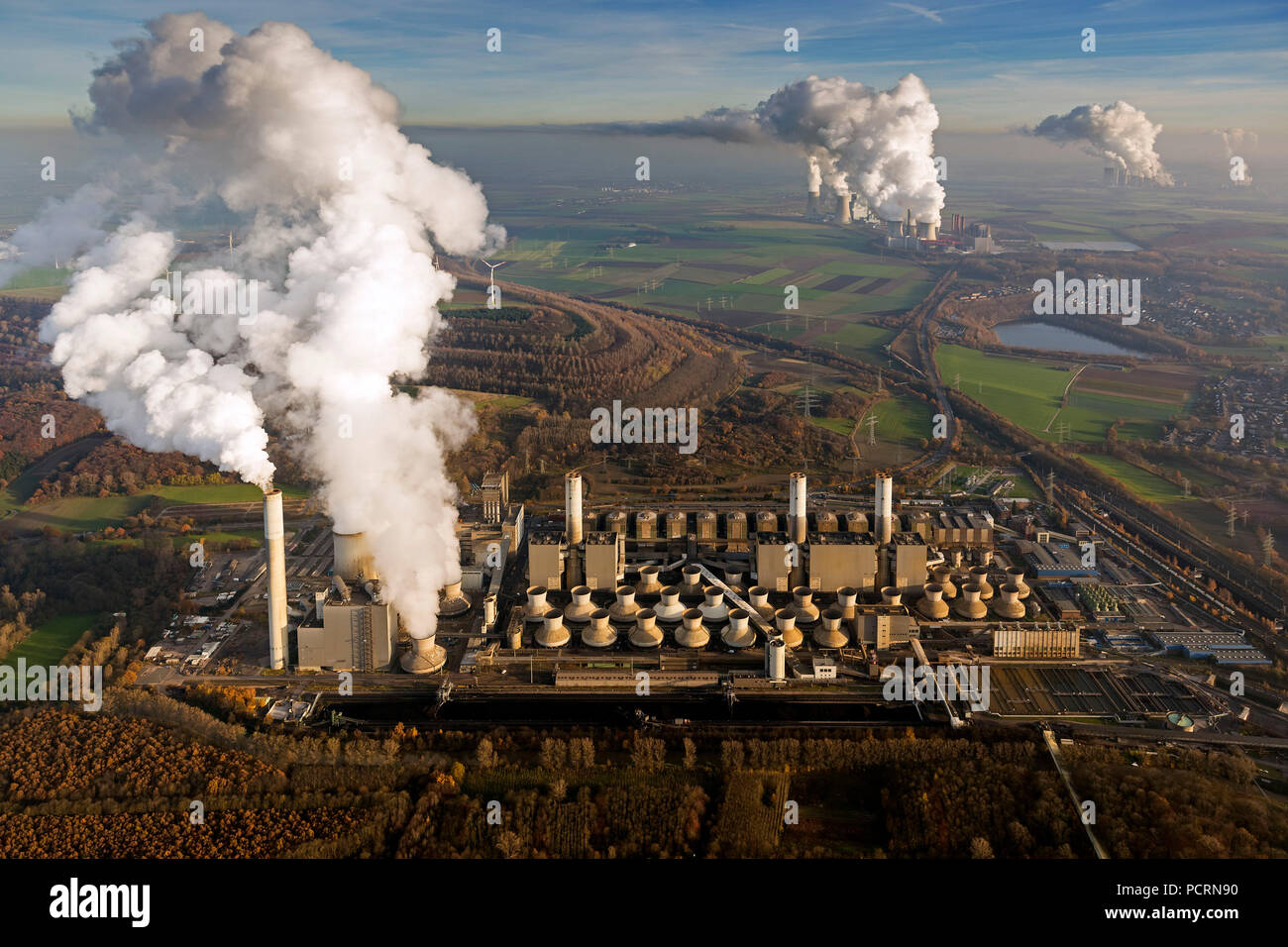 Braunkohlekraftwerk, Rauch, Dampf, Stromerzeugung, Luftaufnahme von Grevenbroich, Niederrhein Stockfoto