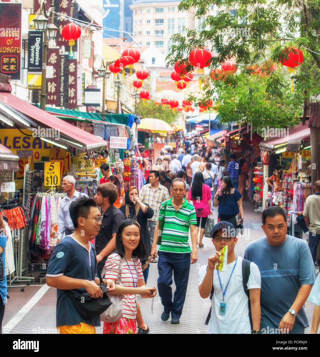Pagoda Street Fußgängerzone, rote Laternen über der Straße, Singapur, Asien, Singapur Stockfoto