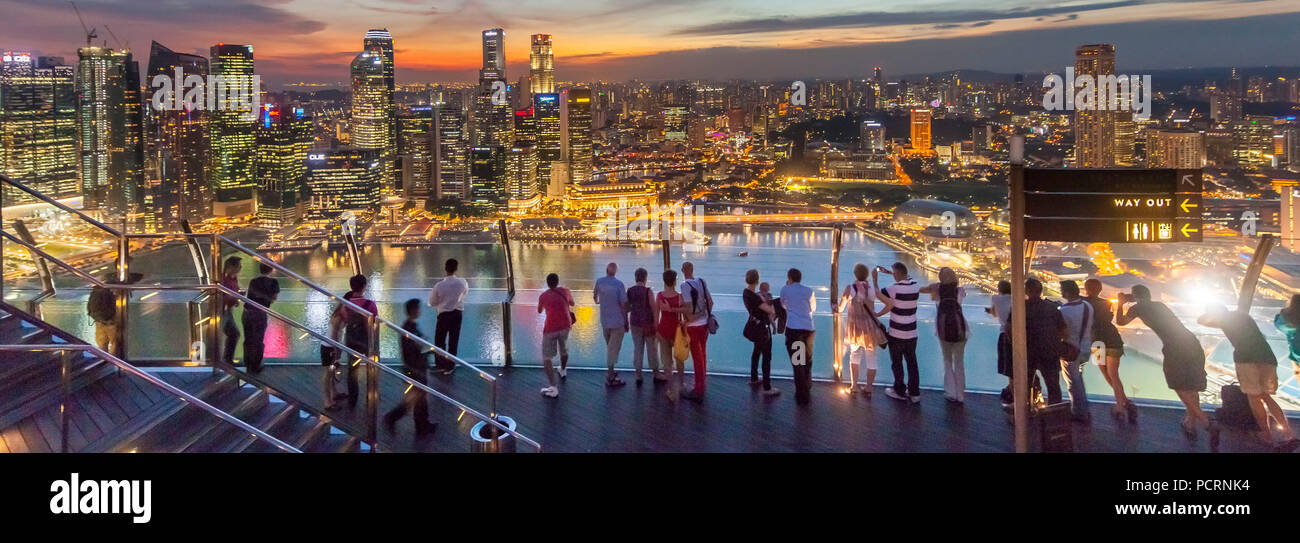 Touristen und Besucher an der Skyline von Singapur, Skyline, Nacht geschossen, das Finanzviertel, Financial District, Central Business District, Marina Bay, Panorama, Singapur, Asien, Singapur Stockfoto