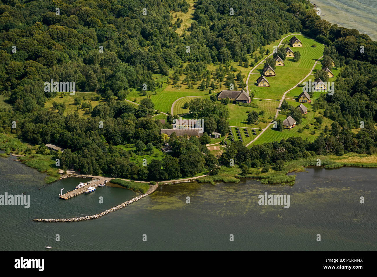 Luftaufnahme, Ferienwohnungen und Häuser auf der Insel Vilm, Urlaub Insel Vilm, Insel des ehemaligen Vorsitzenden des Staatsrates Honecker, Insel Vilm, Putbus, Insel Rügen, Mecklenburg-Vorpommern, Deutschland, Europa Stockfoto