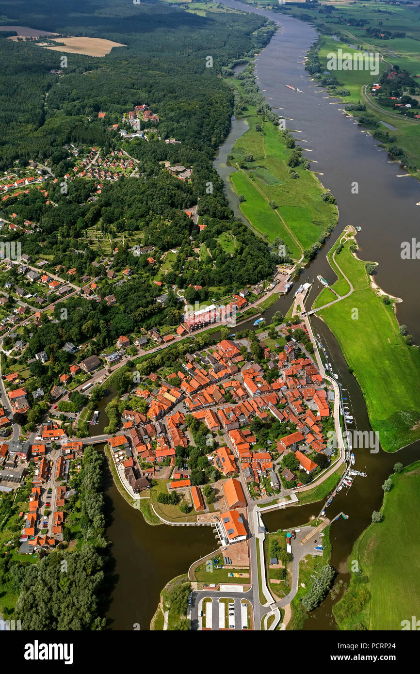 Luftaufnahme, Altstadt von Hitzacker mit der jeetzel und Altjeetzel, Elbe, Elbufer, Hochwasserschutz, Schleuse, Hitzacker (Elbe), Landkreis Lüchow-Dannenberg, Elbtal, Niedersachsen, Deutschland, Europa Stockfoto