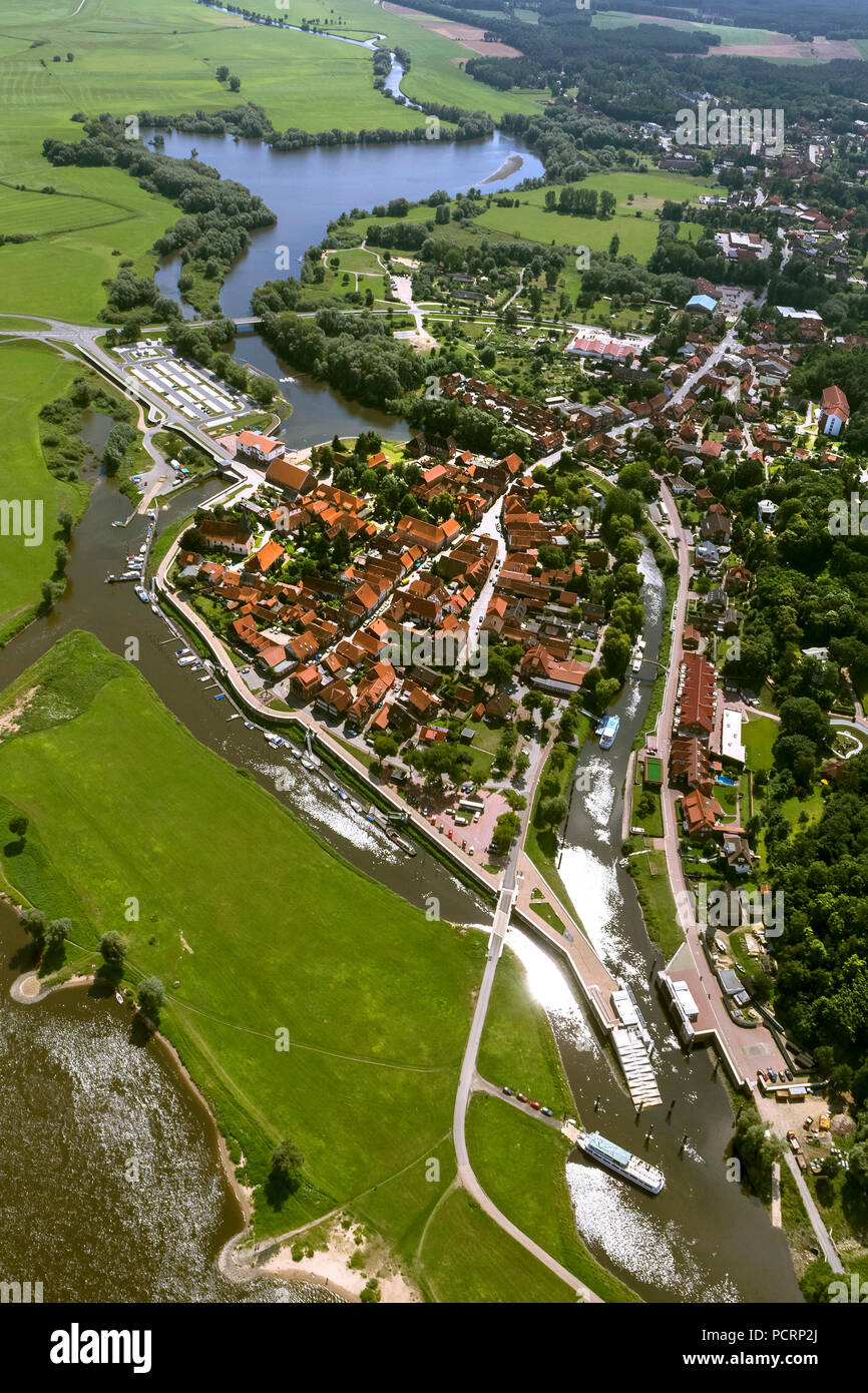 Luftaufnahme, Altstadt von Hitzacker mit der jeetzel und Altjeetzel, Elbe, Elbufer, Hochwasserschutz, Schleuse, Hitzacker (Elbe), Landkreis Lüchow-Dannenberg, Elbtal, Niedersachsen, Deutschland, Europa Stockfoto