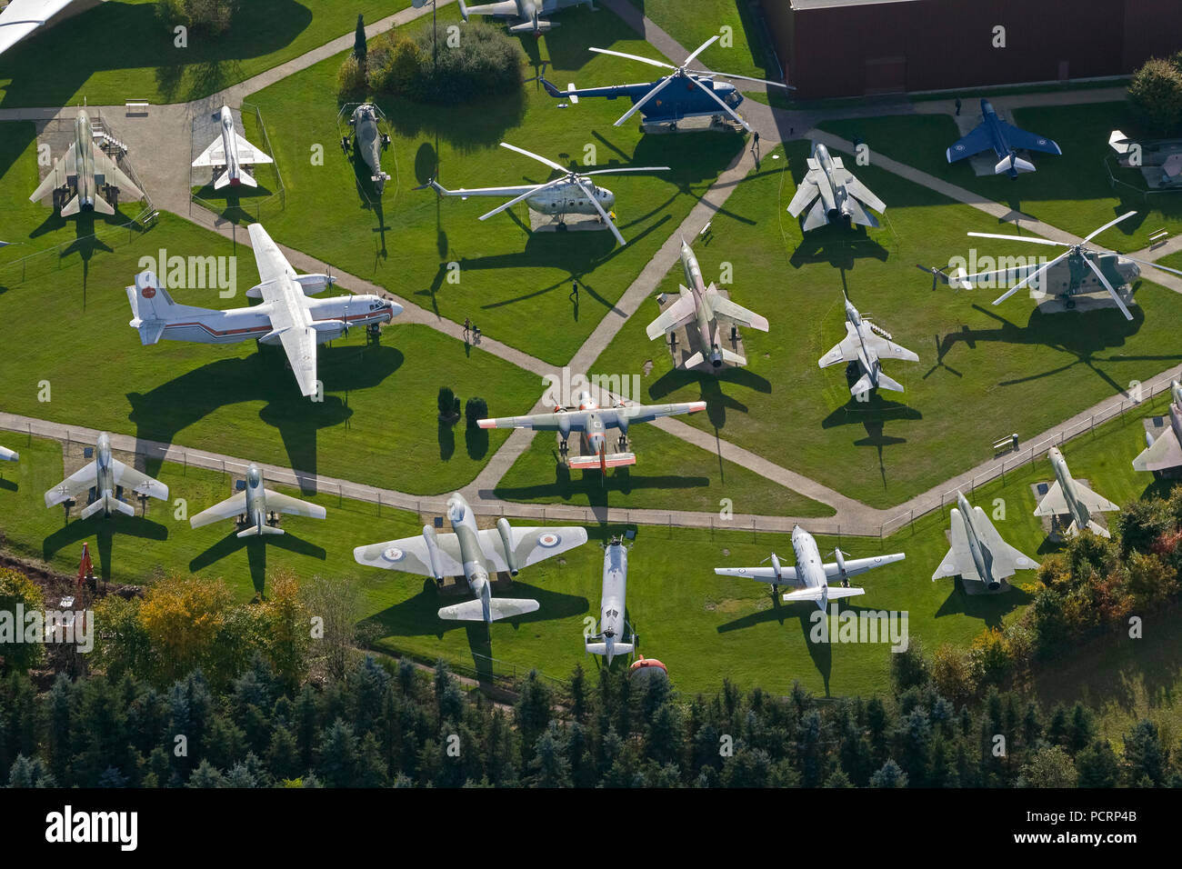 Luftbild, Flug Ausstellung L. + S. Junior Private Aviation Museum, Antonow An-26, Concorde, Messerschmitt Bf 108, F-104 Starfighter, McDonnell F-4 Phantom, MiG-15, MiG-17, MiG-21, MiG-23, Vickers Viscount, Lockheed Super Constellation, Junkers Ju 52/ 3m, Tante Ju, Heinkel 111, Malborn, Hunsrückhöhenstraße, Rheinland-Pfalz, Deutschland, Europa Stockfoto