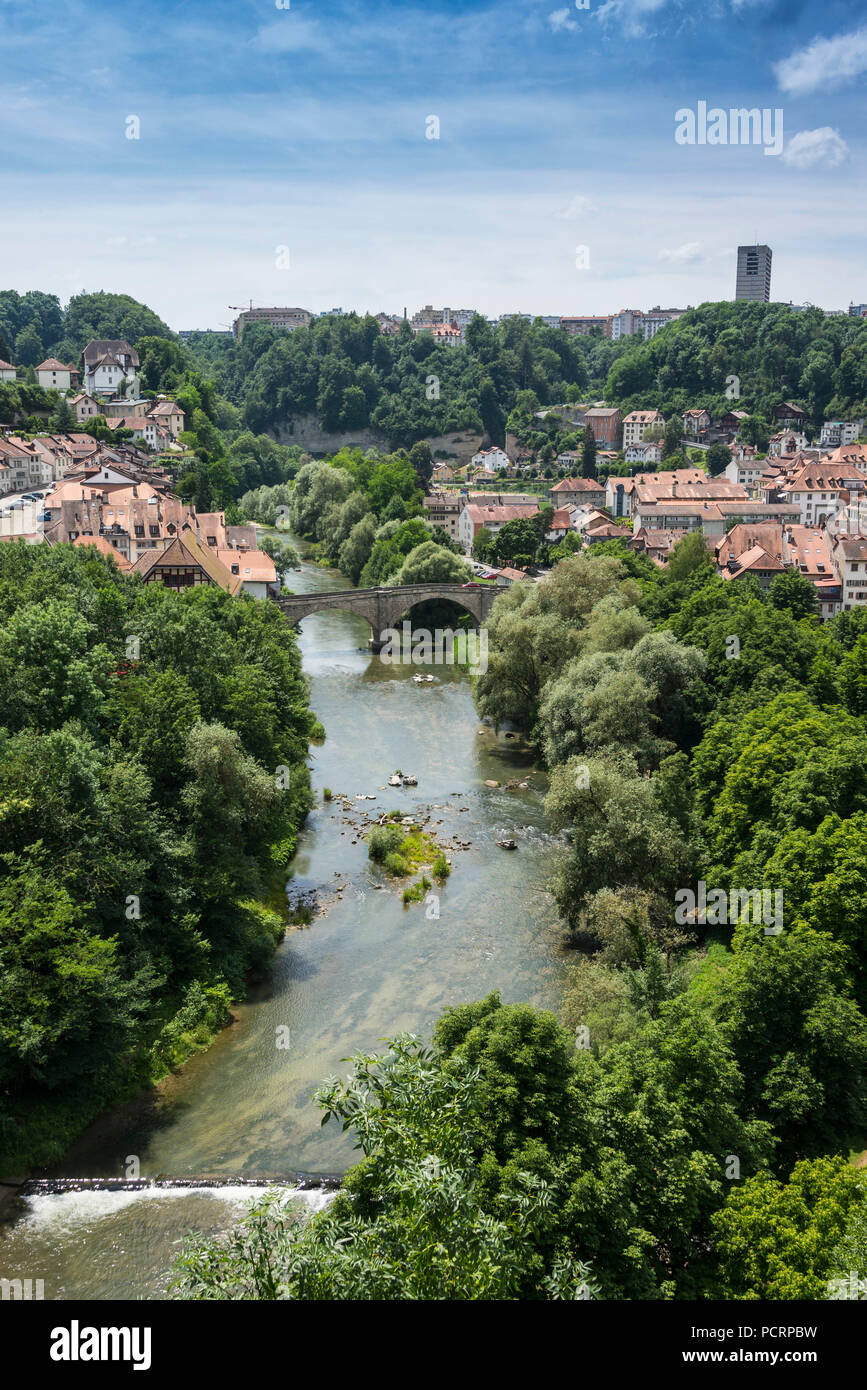 Blick auf die Stadt und den Fluss Saane Fribourg, Kanton Freiburg, West Switzerland, Schweiz Stockfoto