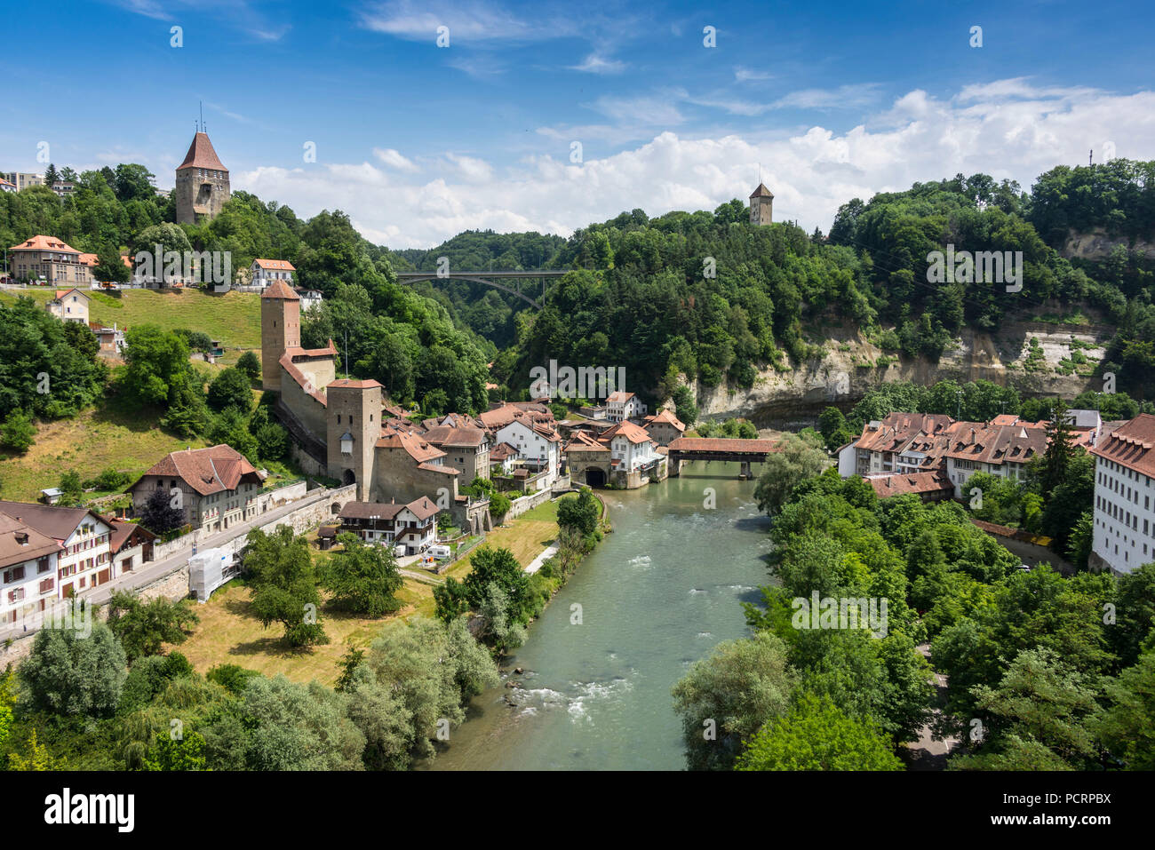 Blick auf die Stadt und den Fluss Saane Fribourg, Kanton Freiburg, West Switzerland, Schweiz Stockfoto