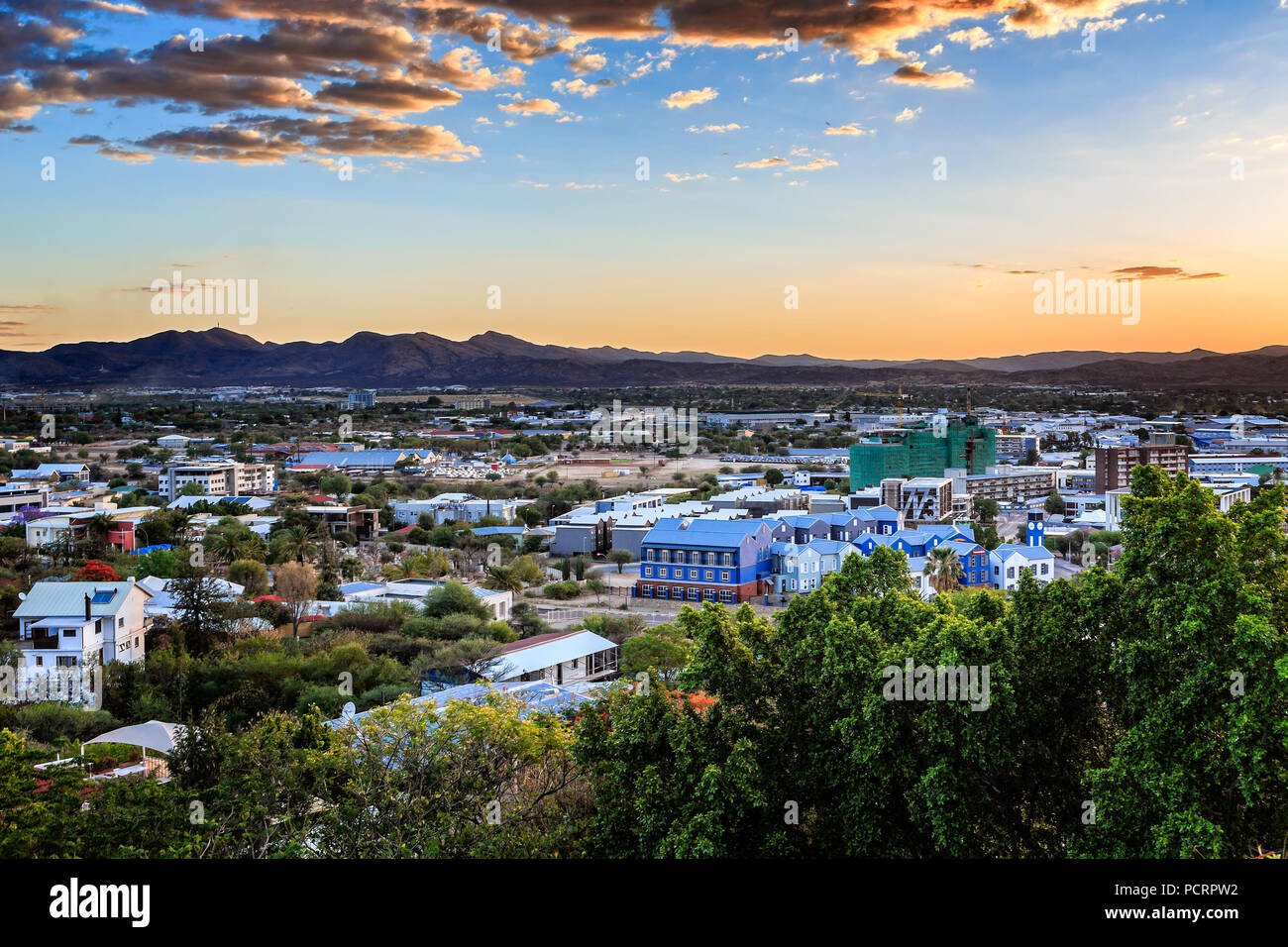 Sonnenuntergang über Windhoek Stadt Panorama mit Bergen im Hintergrund, Windhoek, Namibia Stockfoto