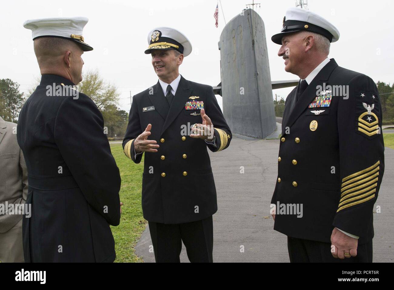 KINGS Bay, Ga. (18. März 2014) Chef der Naval Operations (CNO) Adm. Jonathan Greenert Gespräche mit Navy Junior ROTC Ausbilder von Camden County High School bei der USS George Bancroft (SSBN 643) Befehl während einer Flotte engagement Besuch der Naval Submarine Base Kings Bay, wo er und der Master Chief Petty Officer der Marine (MCPON) Mike Stevens eine all-Händen rufen Sie die aktuellen und zukünftigen Status der Marine mit Kings Bay Matrosen zu diskutieren. Greenert sprach auch als Keynote Speaker bei einem Mittagessen von der Camden Partnerschaft gehostet und behandelt Fragen aus der Gruppe über die Konz Stockfoto