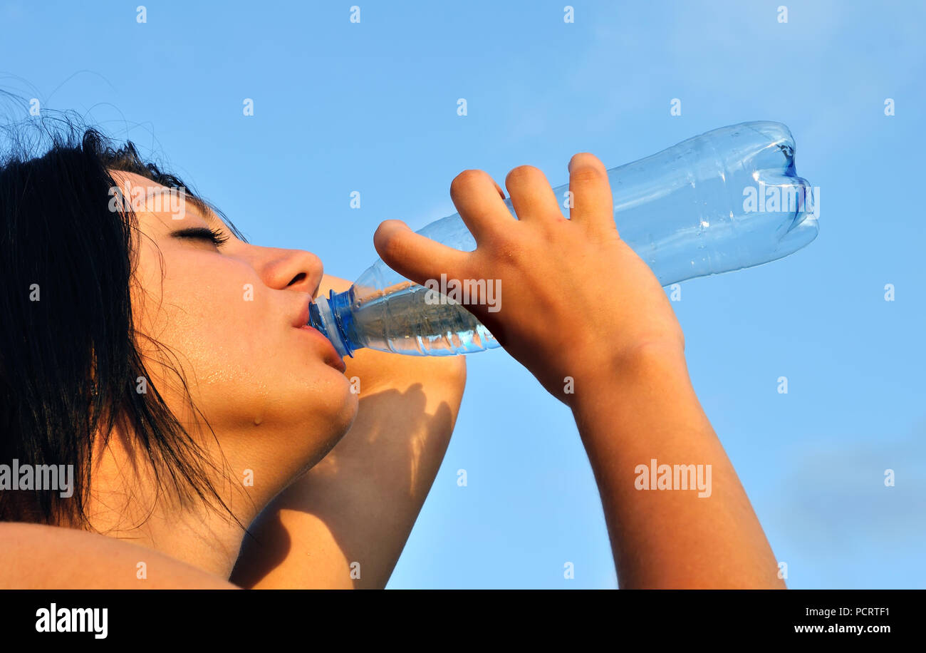 Durst, Durst Mädchen Getränke kalt Wasser im heißen Tag Stockfoto
