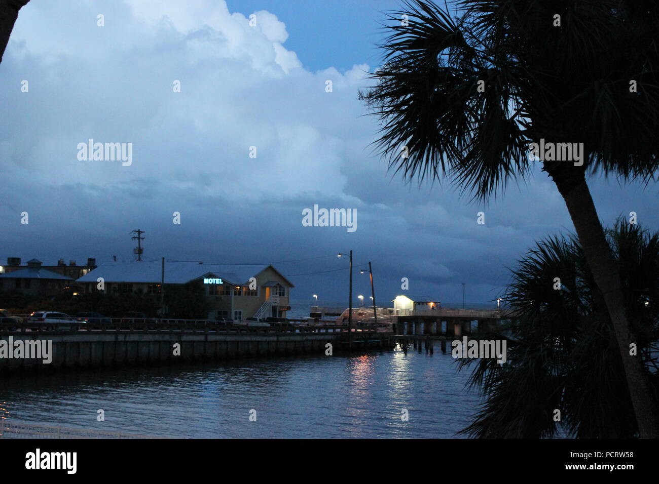 Einen Sturm über dem Golf von Mexiko als Nacht in Cedar Key, Florida, United States fällt. Stockfoto