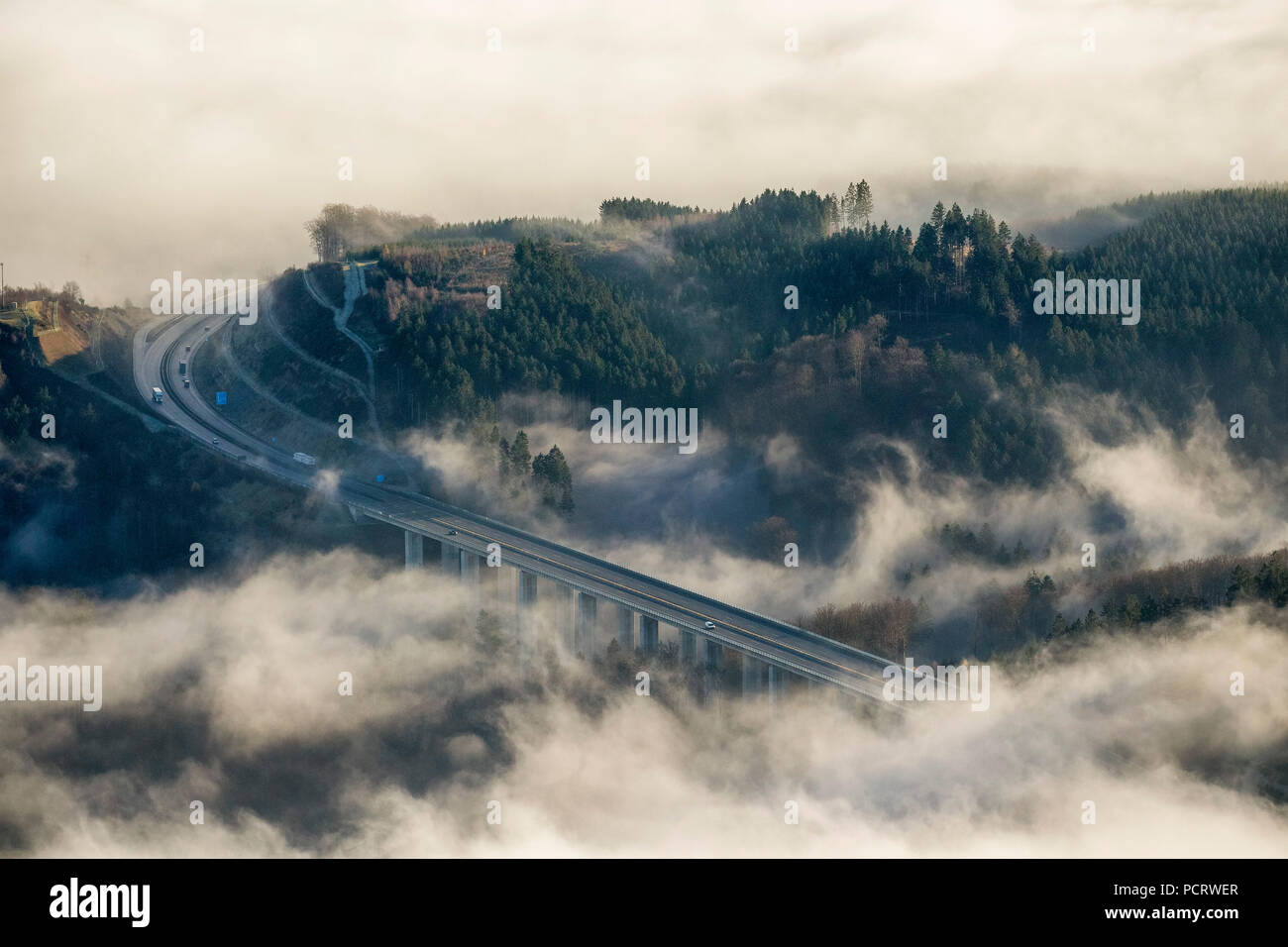 Luftaufnahme von Arnsberg, Oeventrop, Autobahn A46-Brücke im Nebel, tief liegende Wolken, Sauerland Stockfoto